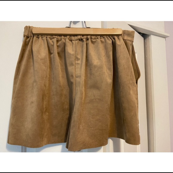 Aritzia Bossier faux suede shorts with pockets - Picture 5 of 6